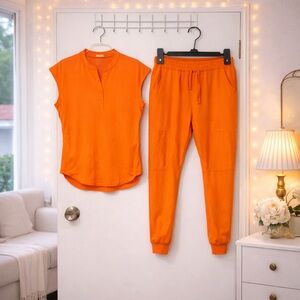 ✨ Ava Therese by Zavaté Orange Scrub Set - Top & Joggers Size S